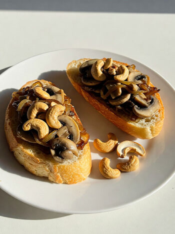 bánh mì gối cắt lát nướng với – nấm mỡ trắng, hành tây, hạt điều