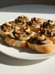 bánh mì gối cắt lát nướng với – nấm mỡ trắng, hành tây, hạt điều (1)