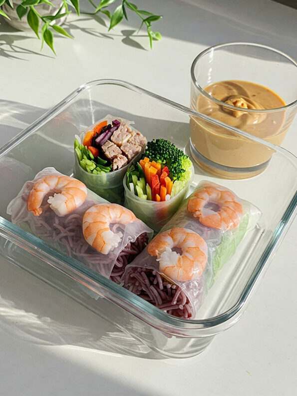 Gỏi cuốn bún gạo lứt - tôm, rau, thịt và xốt bơ đậu phộng