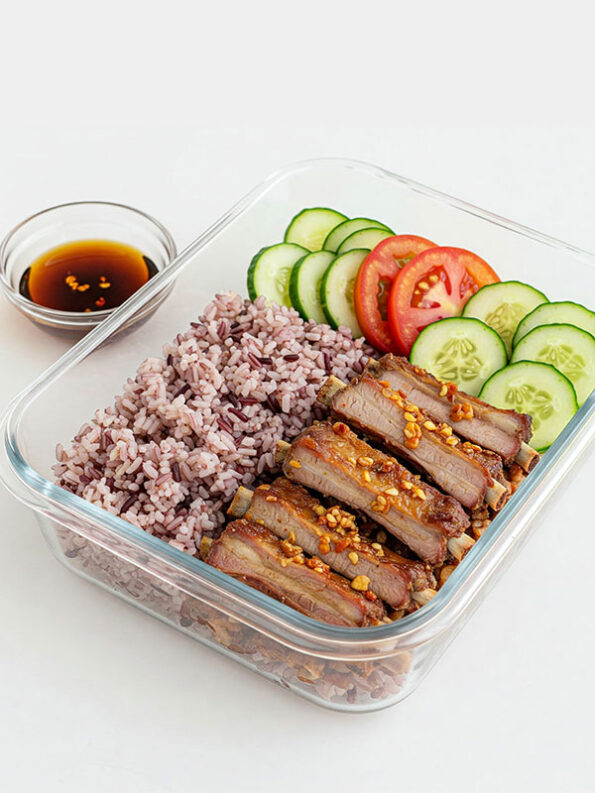 cơm tấm gạo lứt sườn nạc với cà chua, dưa leo