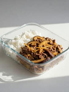 Công thức nấu Cơm thịt bò xào nấm đông cô theo calo tại meal plan vn (1)