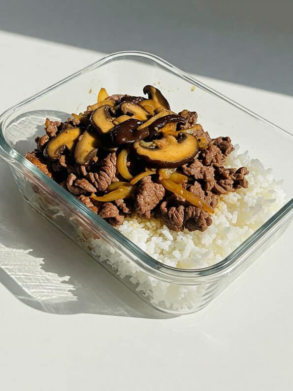 Công thức nấu Cơm thịt bò xào nấm đông cô theo calo tại meal plan vn (2)